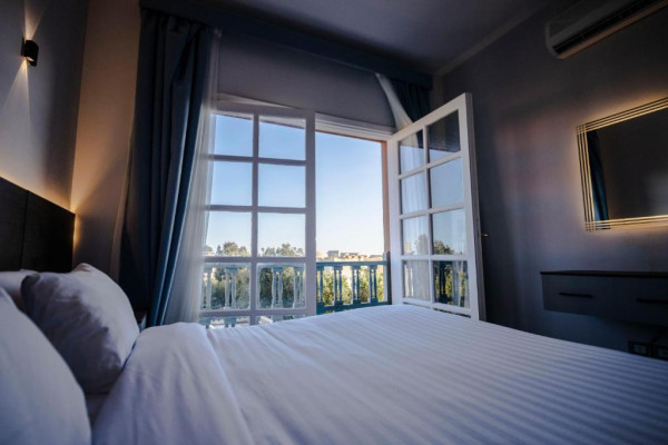 شقة 2 غرفة بالافطار مطلة على الحديقة والمارينا